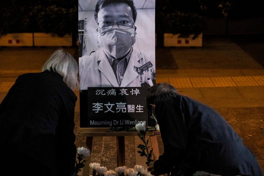 周五在香港，民众悼念李文亮医生。他的病逝激励中国学者呼吁言论自由。