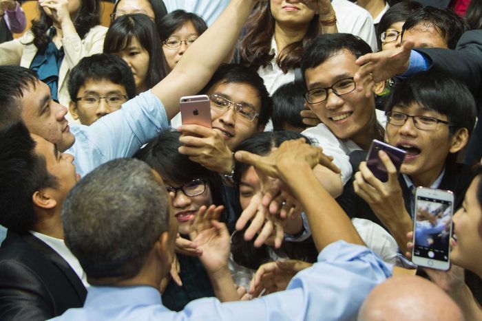 Tổng thống Mỹ Obam avaf giới trẻ Việt Nam tại Sài Gòn. Nguồn: AFP Jim Watson