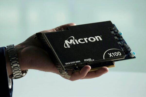 Ổ đĩa rời thể rắn dành cho khách hàng trung tâm dữ liệu của Micron Technology được giới thiệu tại sự kiện ra mắt sản phẩm ở San Francisco vào ngày 24/10/2019. (Ảnh: Stephen Nellis/Reuters)