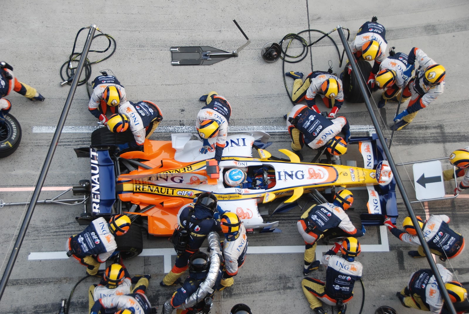 Alonso_Renault_Pitstop_Chinese_GP_2008.jpg