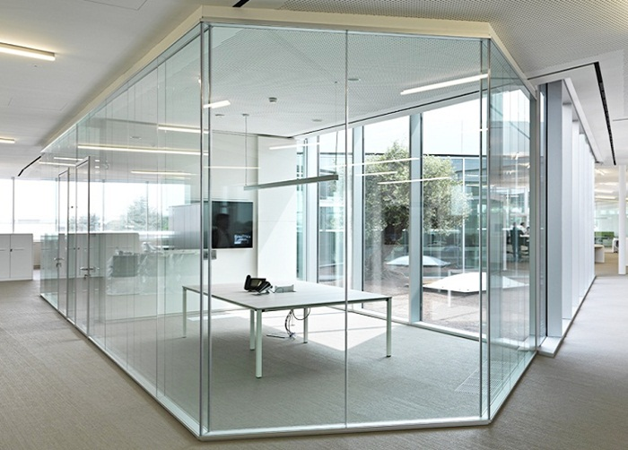 Không gian văn phòng thoáng mát bằng vách kính
