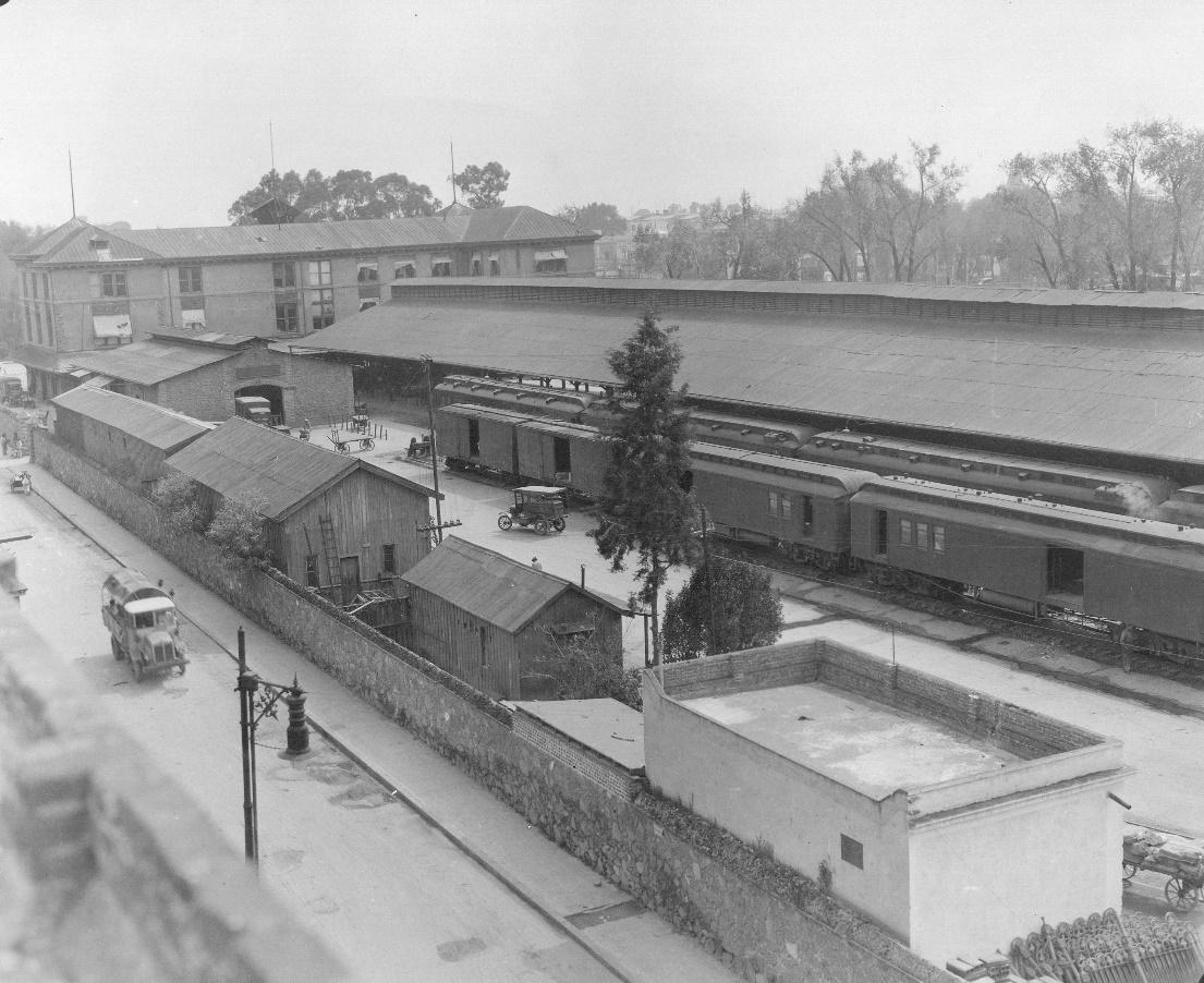 Imagen en blanco y negro de un tren en las vias de tren

Descripción generada automáticamente