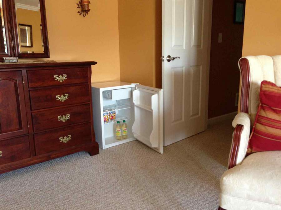 Bạn chỉ nên đặt tủ lạnh mini trong phòng ngủ để đảm bảo sự an toàn 