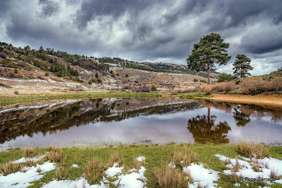 La imagen puede contener: cielo, nubes, montaÃ±a, Ã¡rbol, exterior, naturaleza y agua