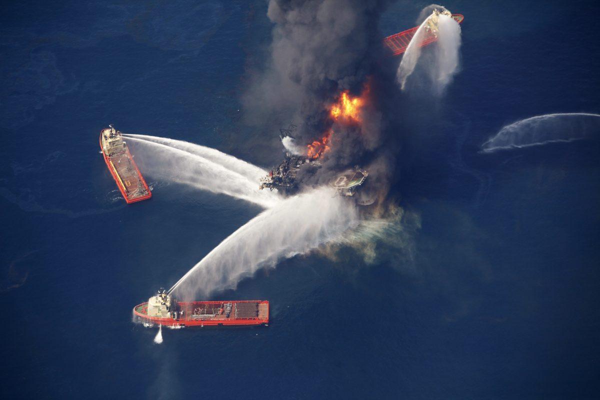 Giàn khoan Deepwater Horizon bốc cháy ở Vịnh Mexico sau một vụ nổ khiến 11 công nhân thiệt mạng và gây ra vụ tràn dầu ngoài khơi nghiêm trọng nhất trong lịch sử Hoa Kỳ vào ngày 21/04/2010. (Ảnh: Gerald Herbert/AP Photo/Tư liệu)