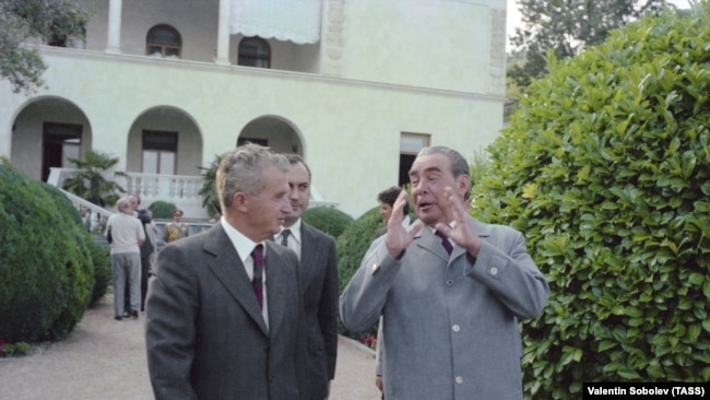 Румунський диктатор Ніколае Чаушеску (л) та радянський генсек Леонід Брежнєв (п) у «Гліцинії», 1976 рік