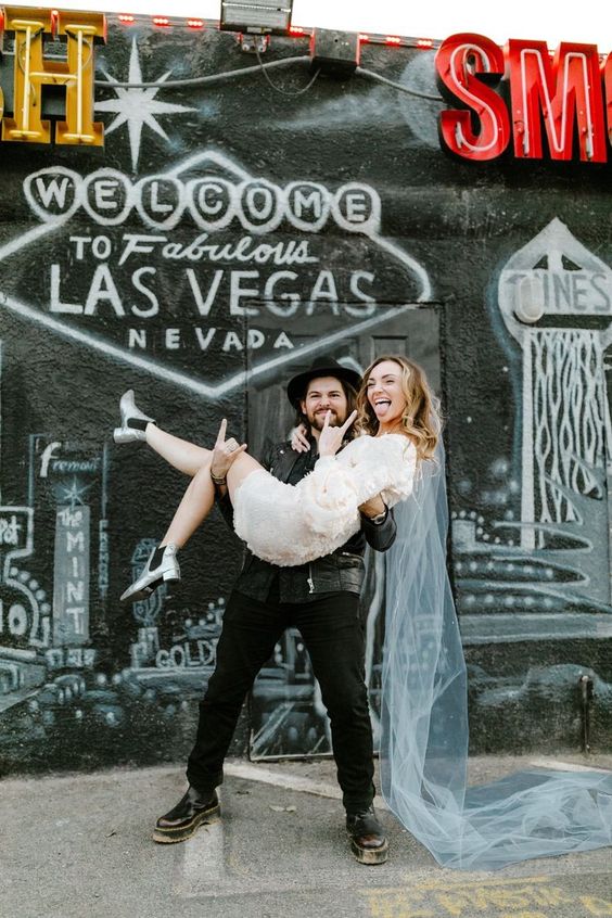 Las Vegas Elopement Photo Inspo You Should be Saving