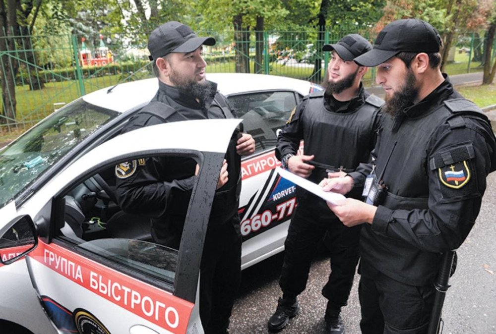 Новости Москвабада: работник "Жилищника" выгуливает барана, улицы патрулирует кавказский ЧОП