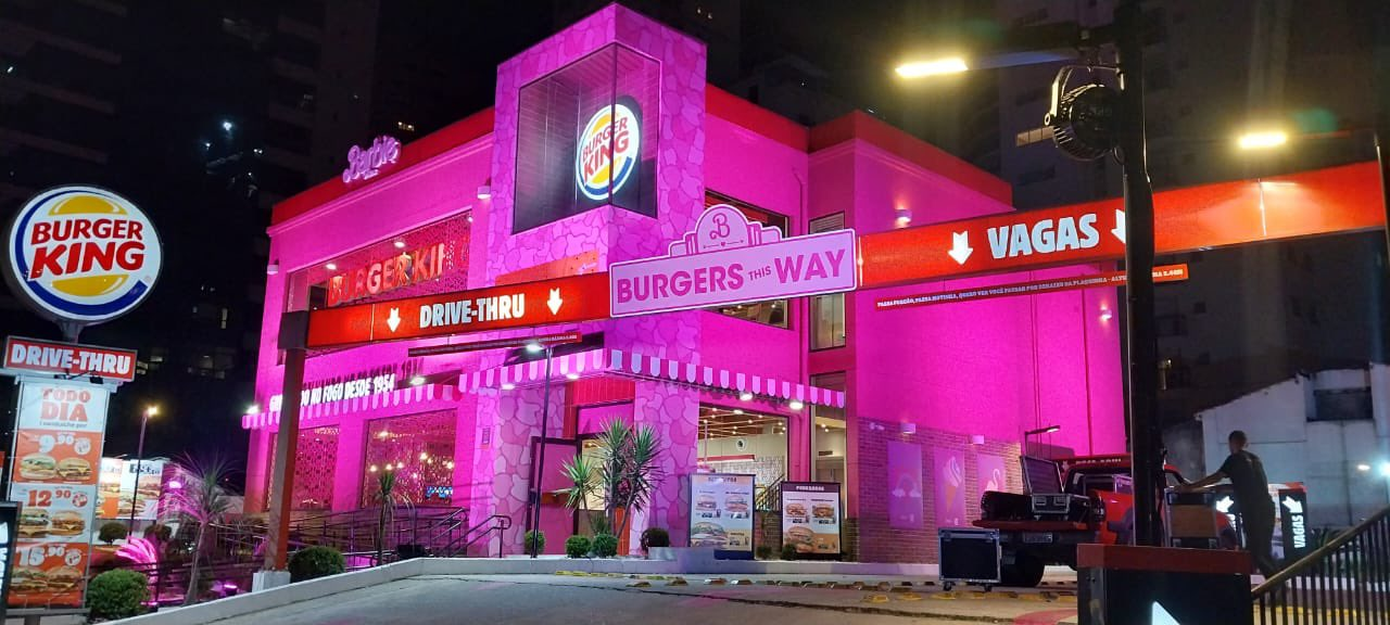 Loja do Burger King com a temática Barbie