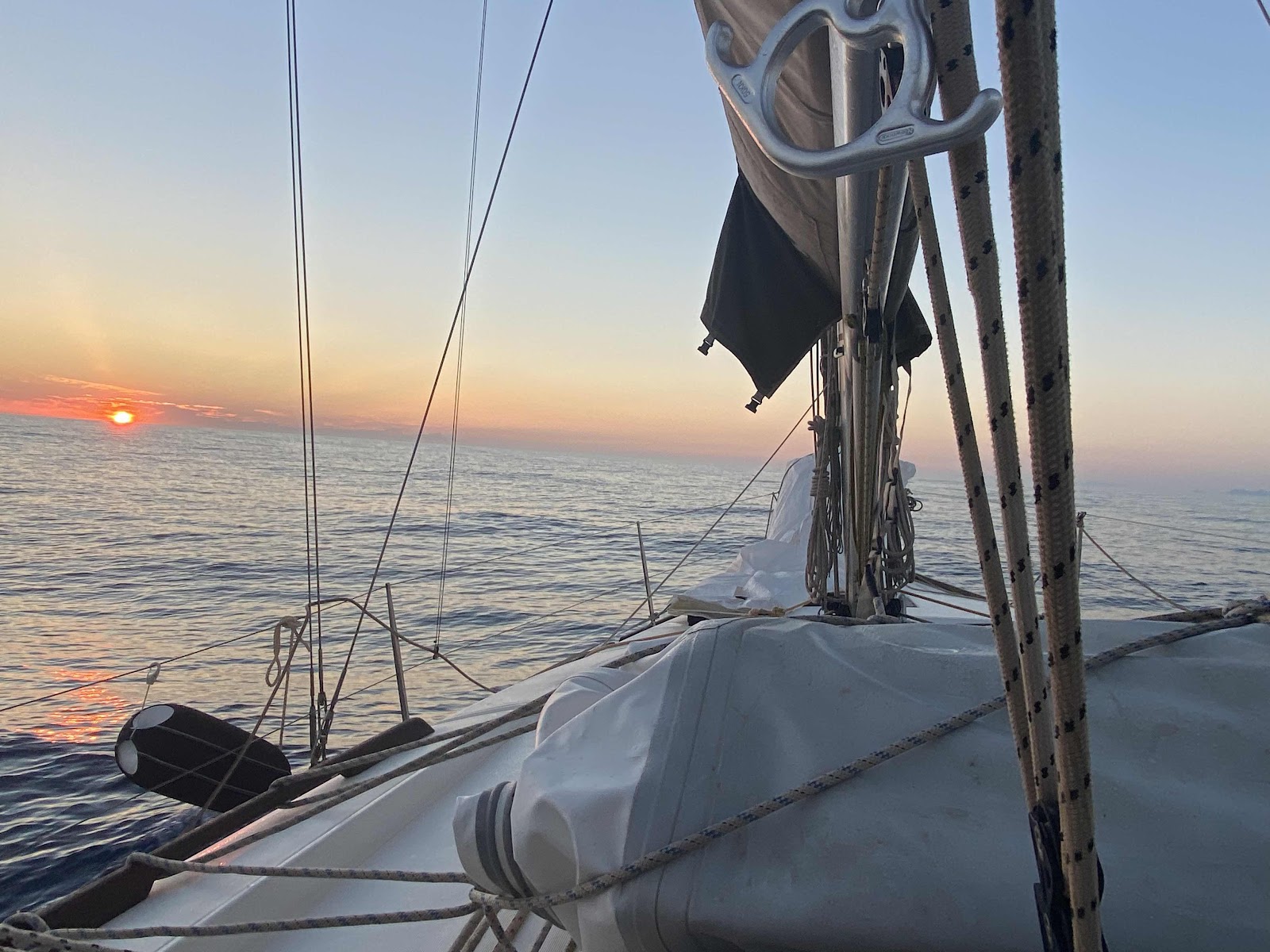 Amanacer en el salto de Cerdeña a Sicilia