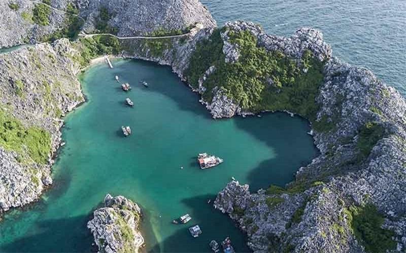 Alt: Đảo Long Châu nhìn từ trên xuống