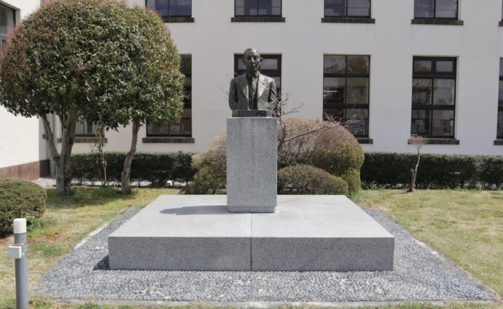 Anime Pilgrimage: Visiting real-life places of K-on in - The statue of Mr. Tetsujiro Furukawa