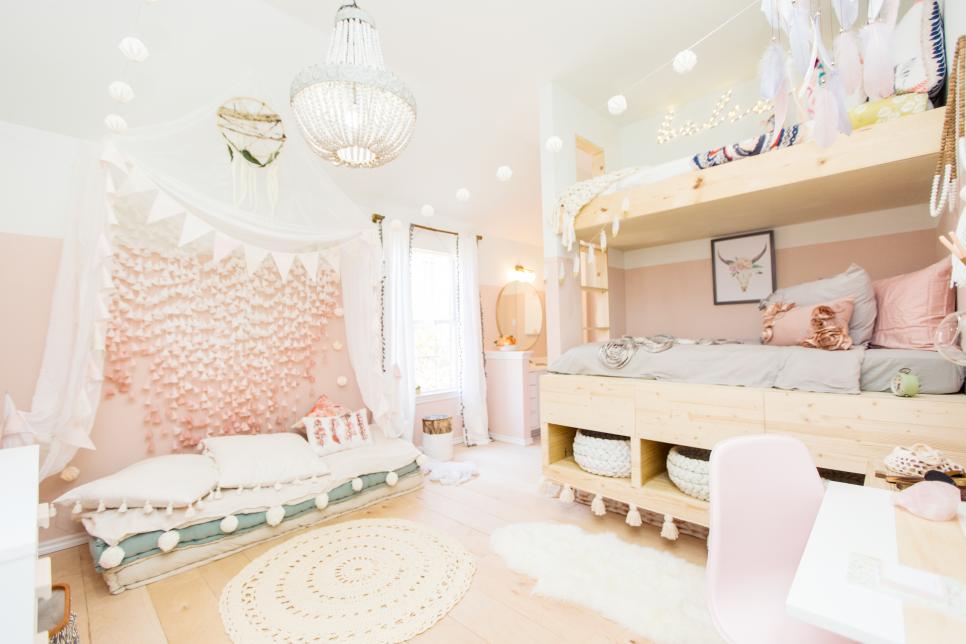 Desain kamar tidur anak perempuan dengan perpaduan warna putih dan pink yang cantik dan nyaman