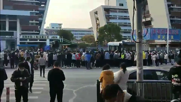 上海苹果代工厂爆劳资纠纷 千人抗议
