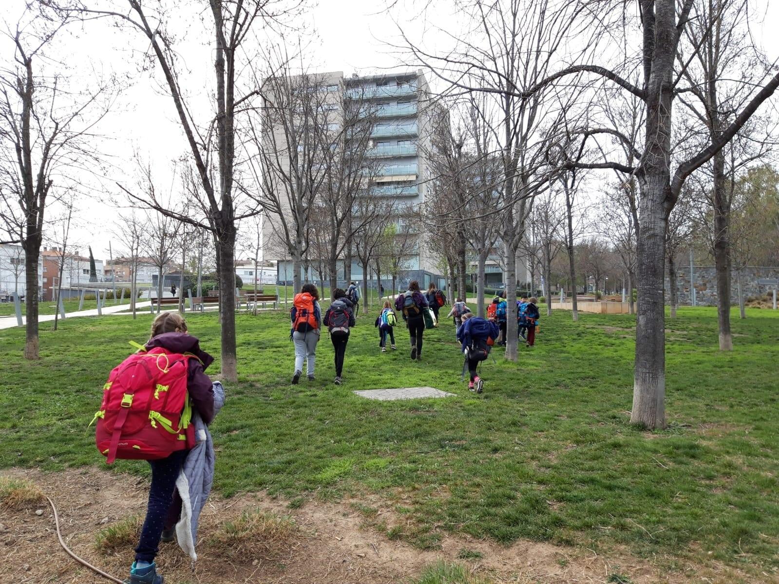 Un grupo de personas en un parque

Descripción generada automáticamente