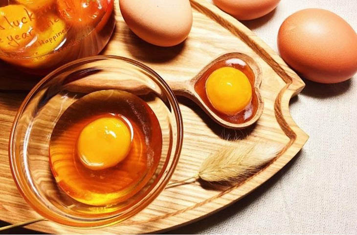 Trứng gà và mật ong có tác dụng làm mờ vết thâm, tàn nhang