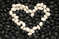 la-forma-del-corazón-de-las-judías-blancas-en-las-judías-negras-apoya-31069796.jpg