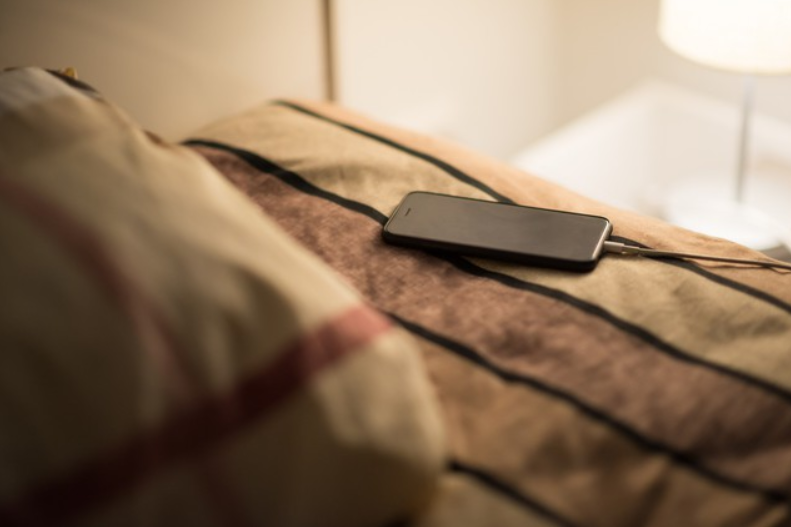 Loạt tác hại nguy hiểm của việc để điện thoại trên đầu giường trước khi đi ngủ không phải ai cũng biết Ảnh 1