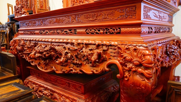  Sập thờ gỗ hương chạm tứ linh với màu sắc tươi nhuận, độ bền vượt thời gian được rất nhiều gia đình Việt yêu thích.