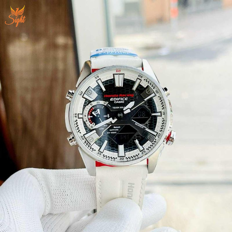 Đồng Hồ Casio Edifice ECB-S100HR-1A có mặt kính làm bằng kính saphia với khả năng chống trầy xước cực kỳ tốt