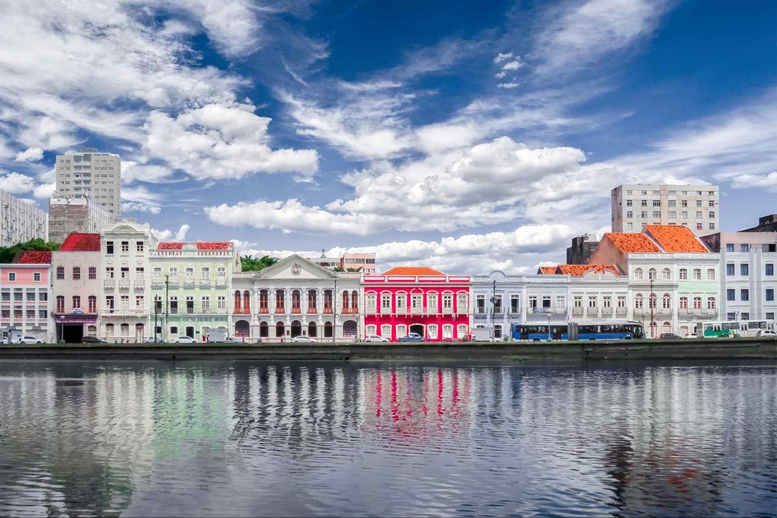 Rua da Aurora, Recife Antigo. Os sobrados de fachada colorida aparecem enfileirados, de frente para o Rio Capibaribe.