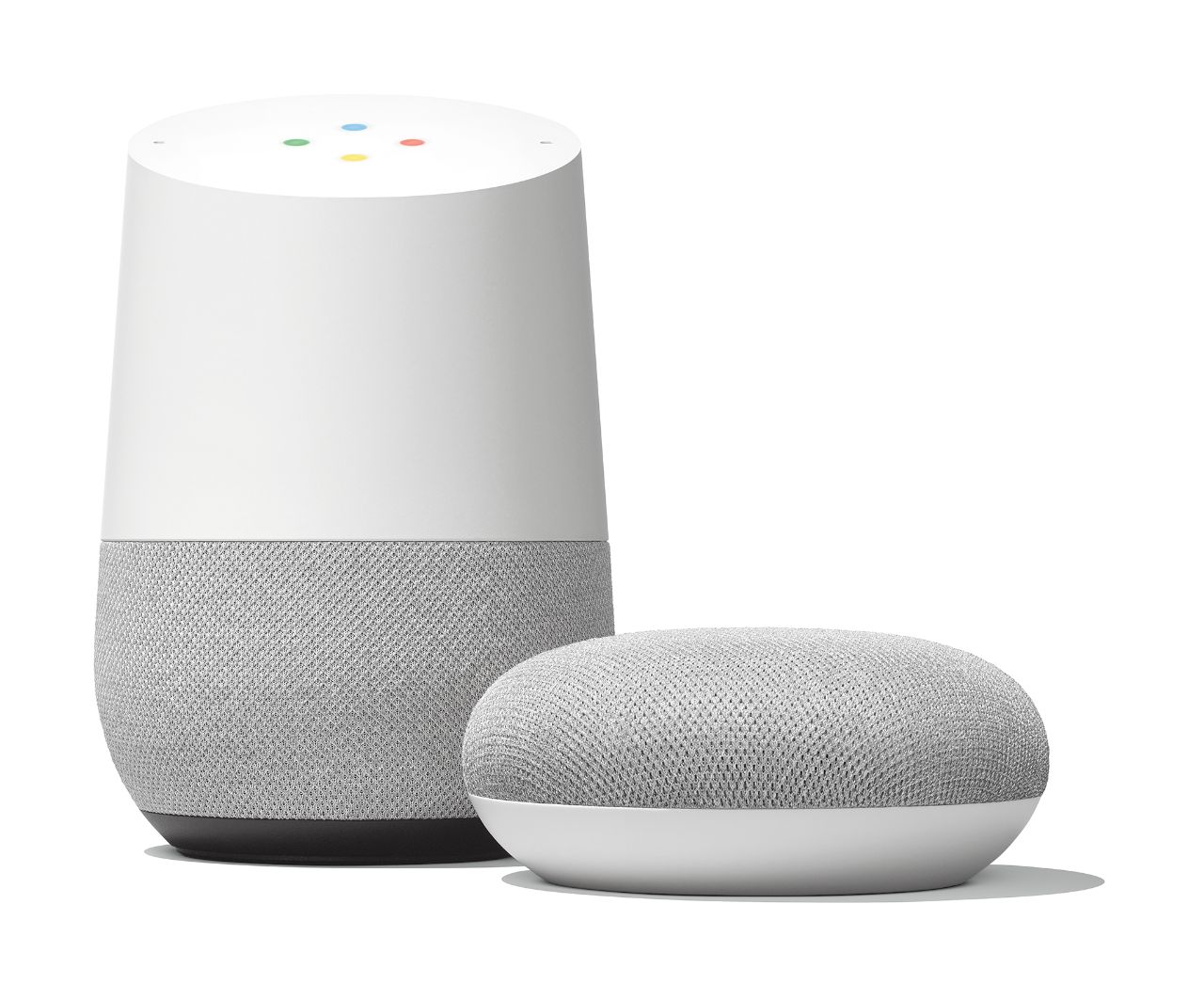 Google Home e Mini su sfondo bianco.