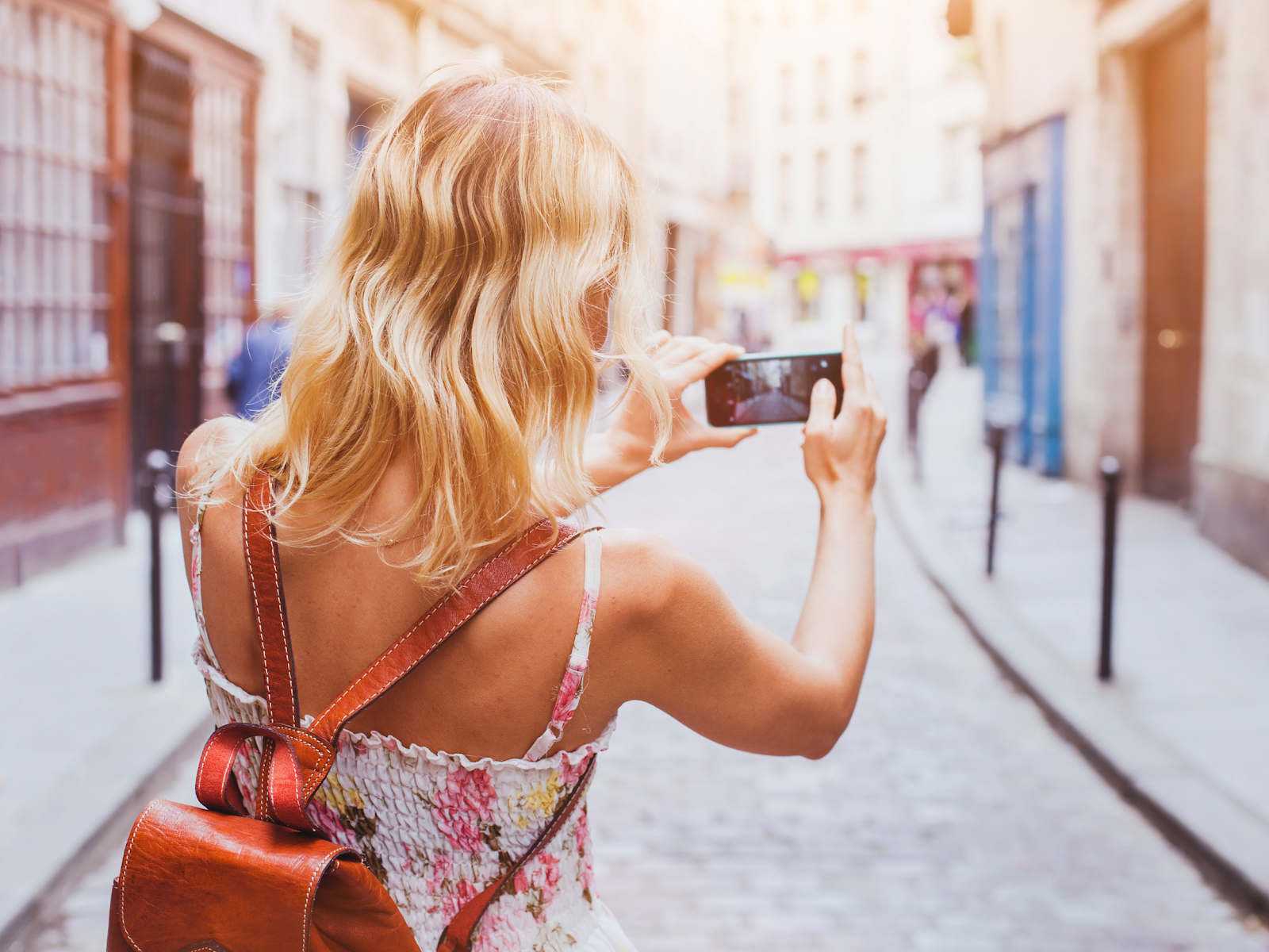 Une touriste prenant une photo