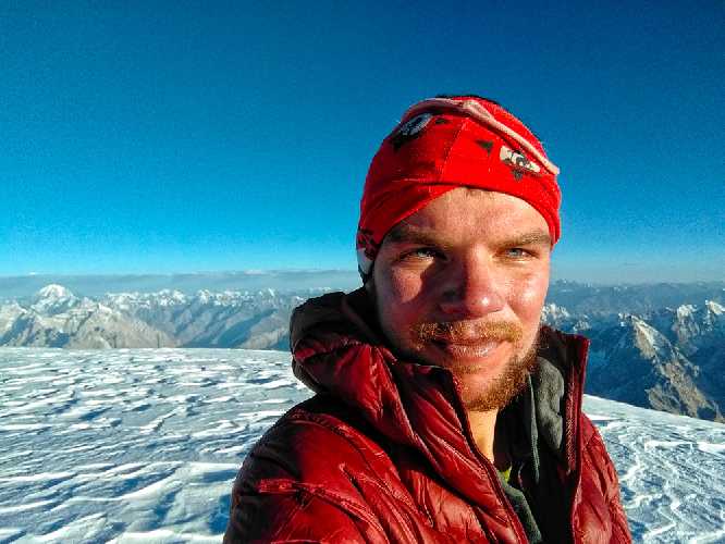 Джеймс Прайс (James Price) на вершине Пассу Сар Северный (Passu Sar North) высотой 6884 метров. Фото James Price