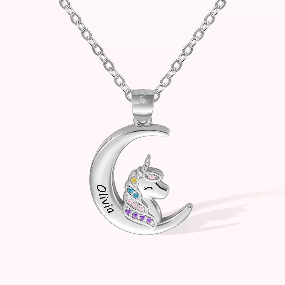 Collier en forme de lune portant une tête de licorne.