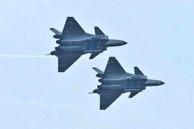 Biển Đông: Chiến đấu cơ Trung Quốc áp sát máy bay Hoa Kỳ chỉ 6 mét
