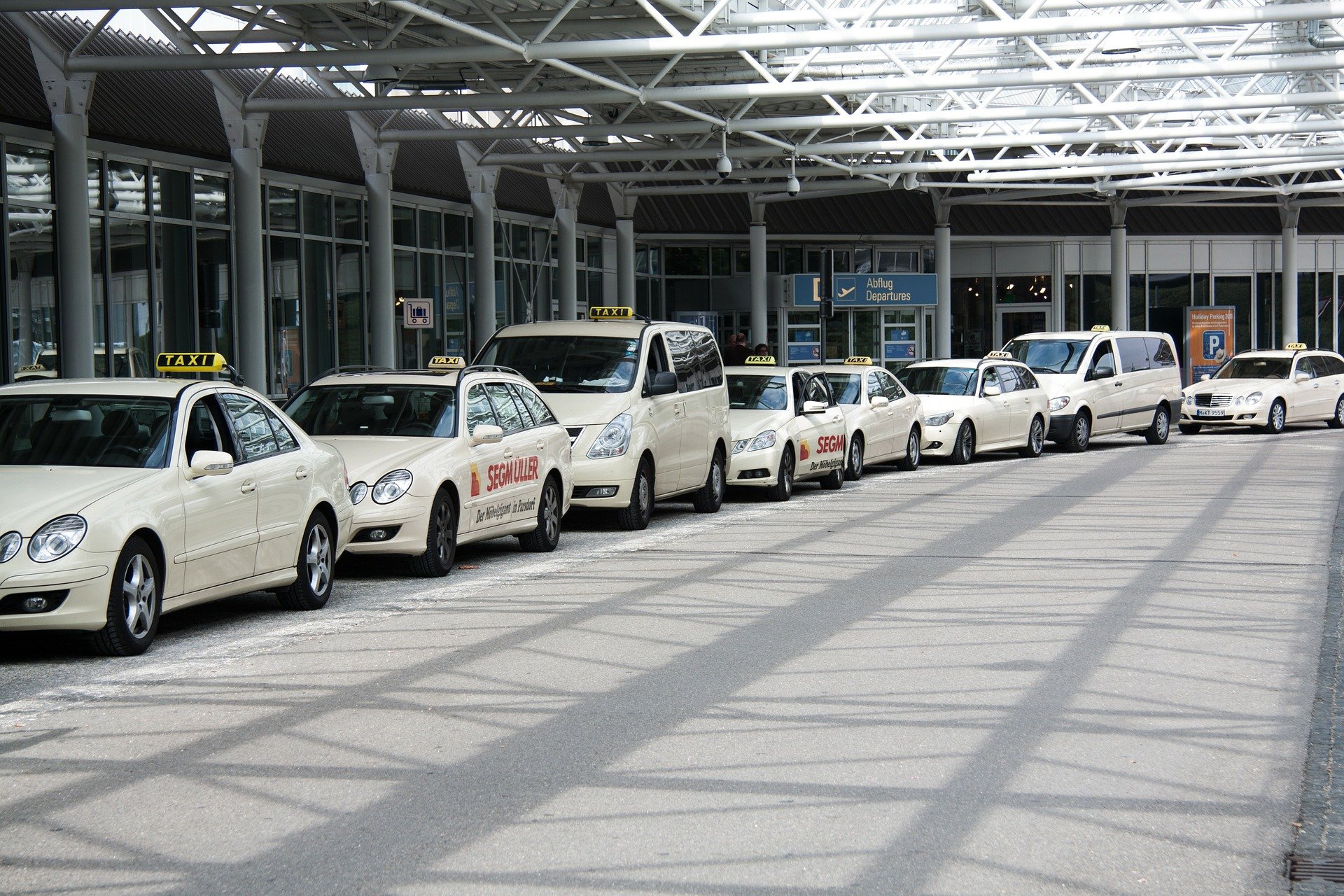 Taxis devant l'aéroport de Porto