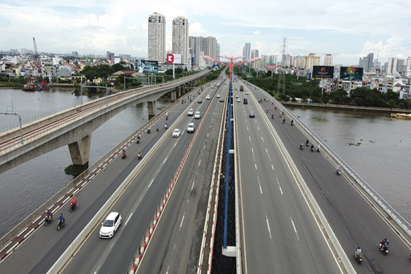 Cầu Sài Gòn 2 nằm song song với cầu Sài Gòn 1