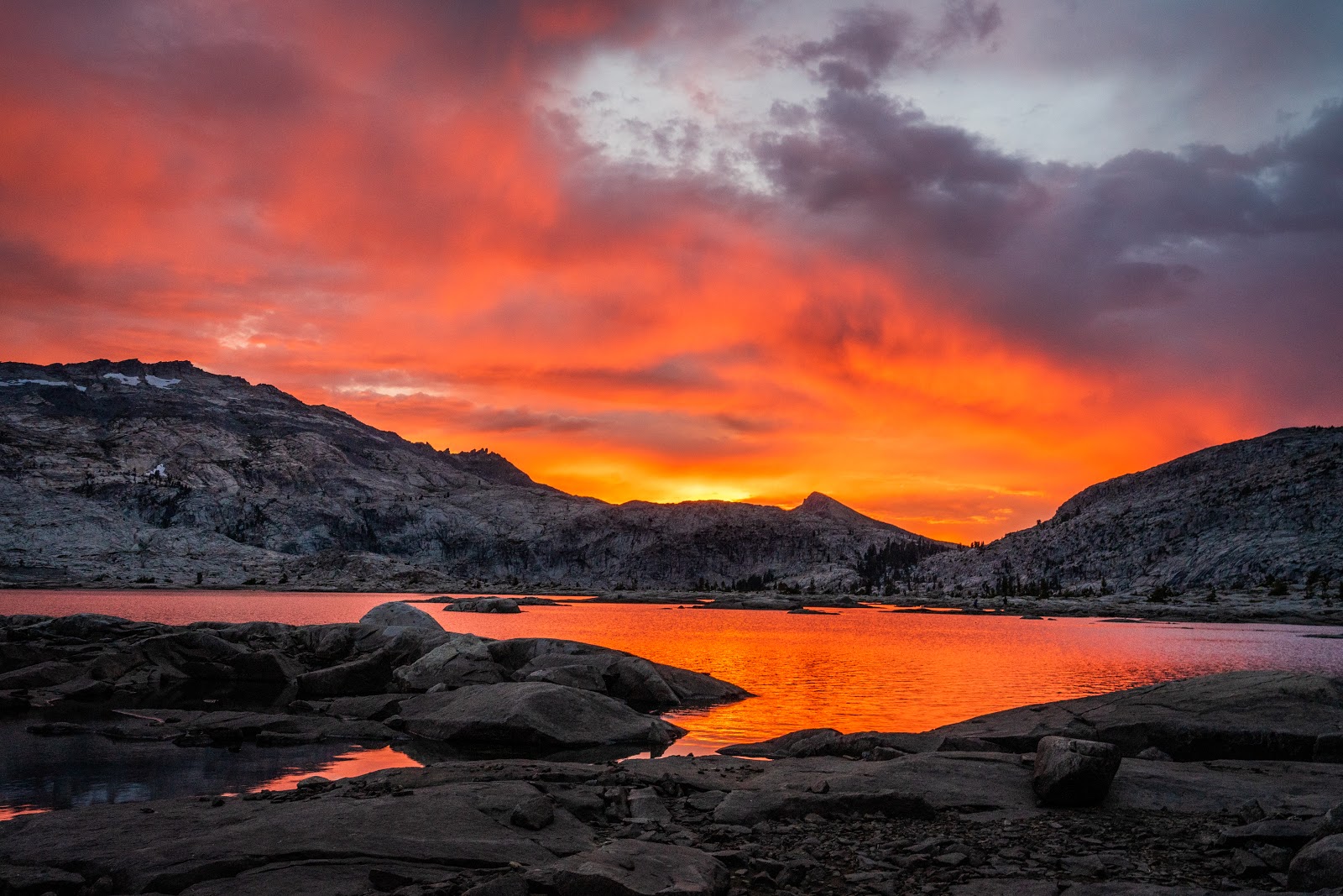 Echo Lakes trailhead - sunset at lake aloha