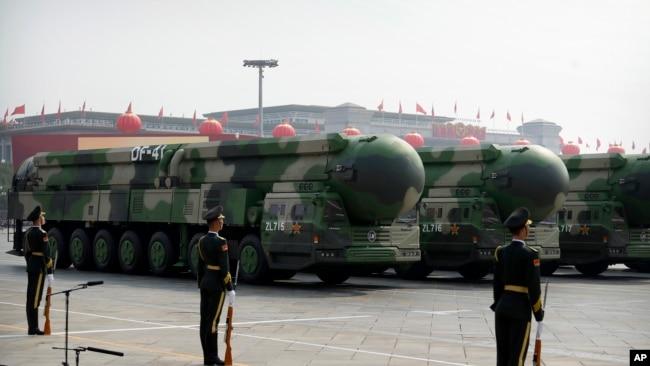 2019年10月1日,在北京举行的纪念中华人民共和国成立70周年的阅兵式上,运载东风-41弹道导弹的汽车驶过天安门广场。