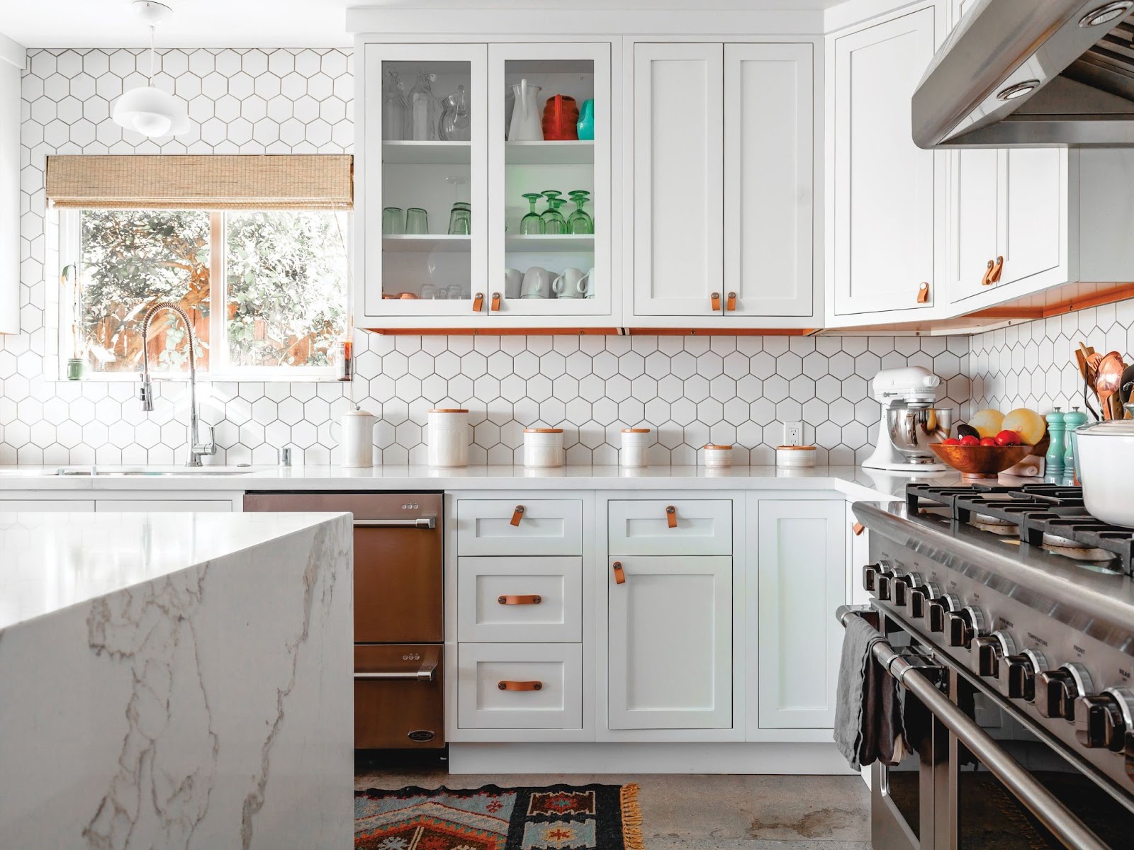 White hexagon tile as backsplash in kitchen