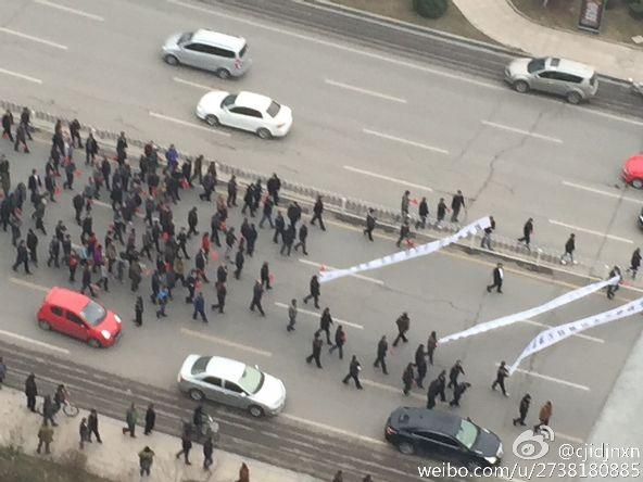 山东临沂上千出租车司机连日罢工特警开枪打伤1人