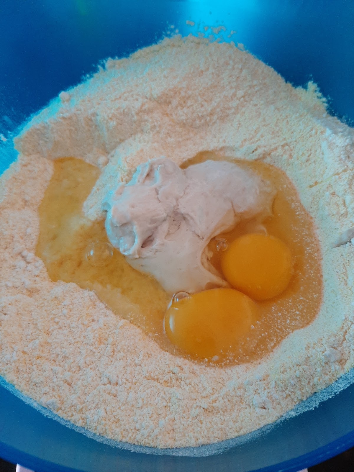 misture a manteiga e ovos na receita de broinha caxambu