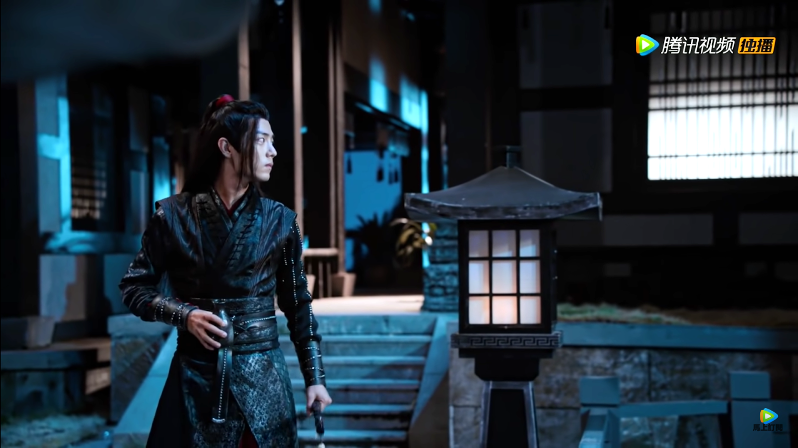 心心念念藍湛，魏無羨忍不住跑到他窗下，看著窗紙上映出藍二公子撫琴的姿影。