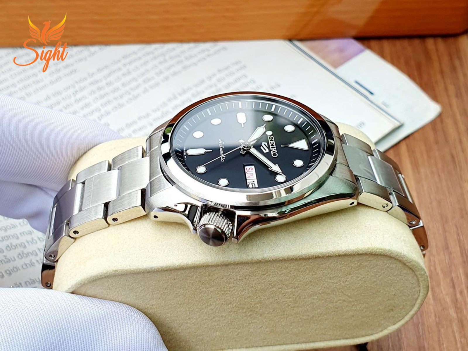 Đồng hồ nam Seiko SRPE55K1 được thiết kế với diện mạo hiện đại thể hiện sự tự tin, mạnh mẽ
