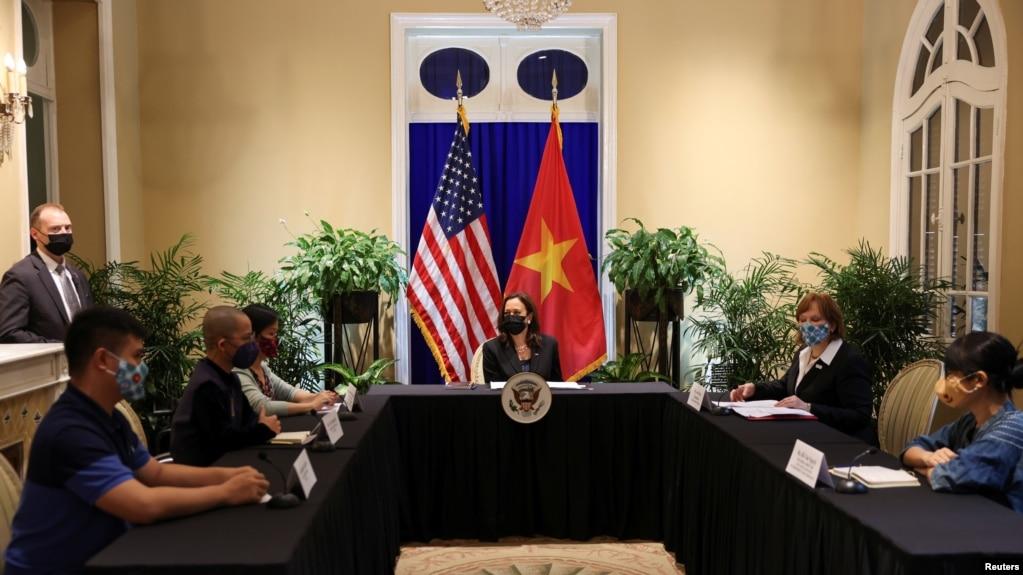 Phó Tổng thống Kamala Harris gặp các đại diện xã hội dân sự ở Việt Nam, trong đó có người hoạt động về biến đổi khí hậu.