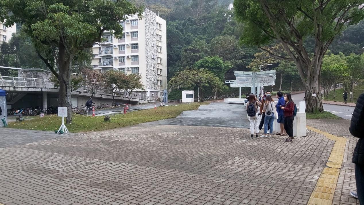 中大青草地上今晨已不見新民主女神像。(馮國良攝)