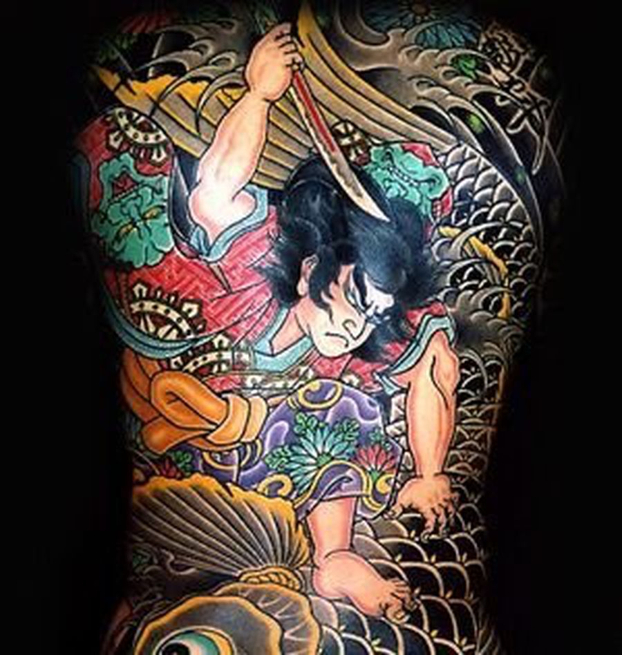 Якудза с татуировкой самурая