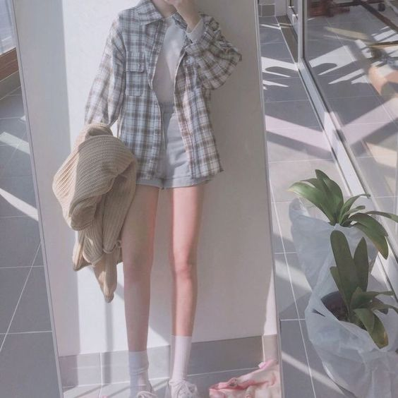 Quần short+áo phông trắng+áo khoác sơ mi unisex nữ kẻ caro giúp nàng thêm năng động và phong cách