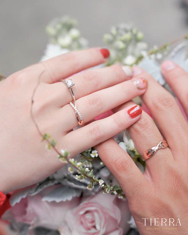 Bật mí cách đeo nhẫn cưới cho nữ để nàng tỏa sáng
