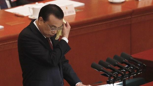 国第十三届全国人大二次会议上中国总理李克强在政府工作报告时擦去额头的汗滴。（美联社）