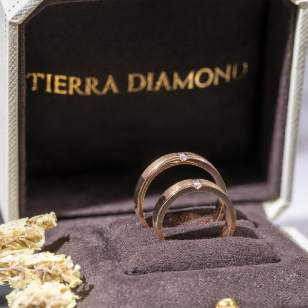 Mua nhẫn đôi vàng k đủ tuổi tại Tierra Diamond
