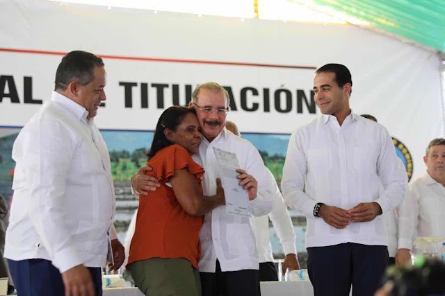 Presidente Medina entrega 759 certificados de títulos en Cabrera 
