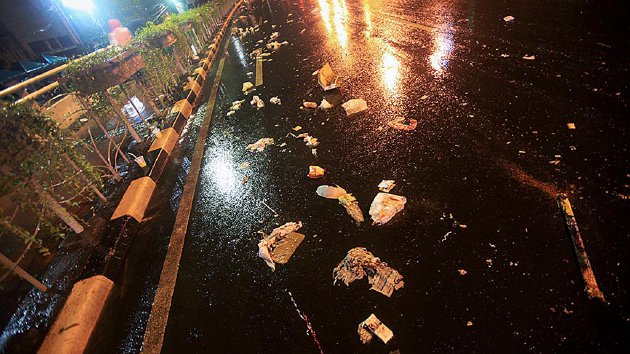 Sampah sisa perayaan Tahun Baru 2016 terserak di Jalan Jenderal Sudirman, Jakarta, Jumat (1/1). Permasalahan sampah selalu berulang karena masih rendahnya kesadaran warga terhadap kebersihan.