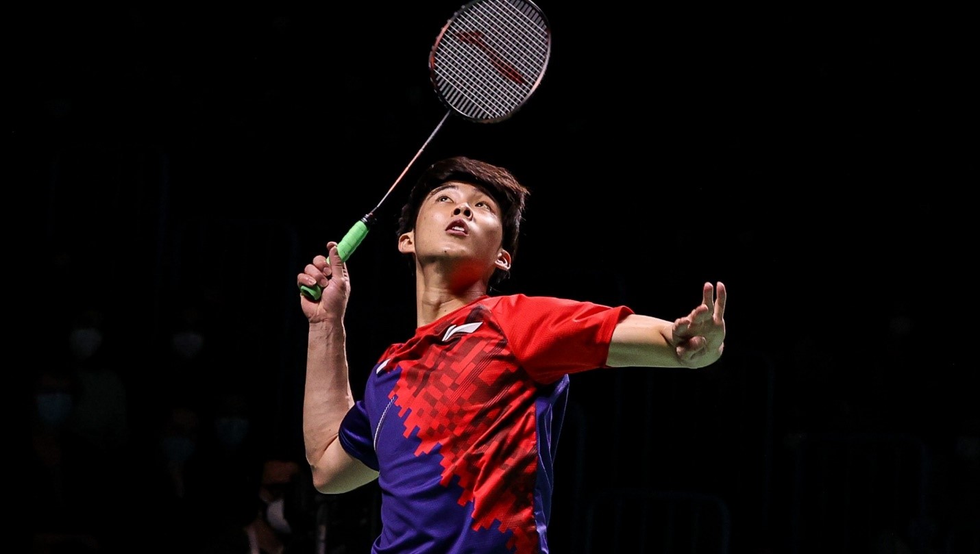 A person holding a tennis racket

Description automatically generated