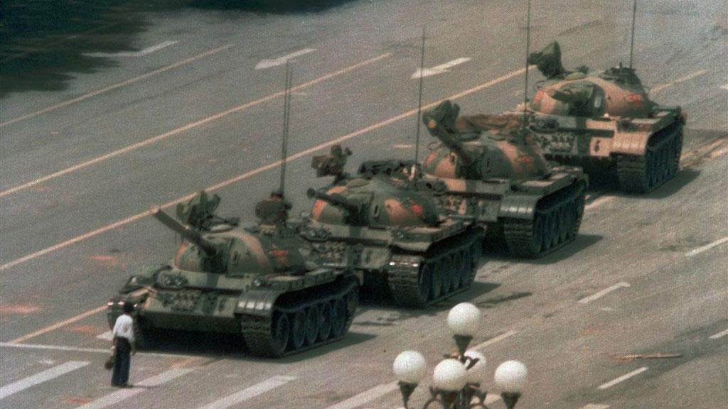 为89年“六四”事件期间，王维林只身阻挡解放军坦克的画面。（美联社）